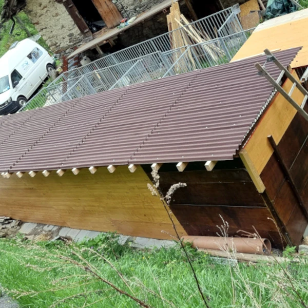 Zwingeranlage von oben - grosszügige Gehege für Huskys bei Wild Swiss Adventure im Wallis