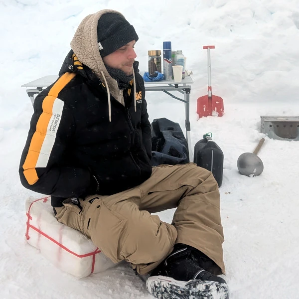 Doghandler Dennis -engagierter Helfer bei den Husky-Events, bereit für den Einsatz im Schnee