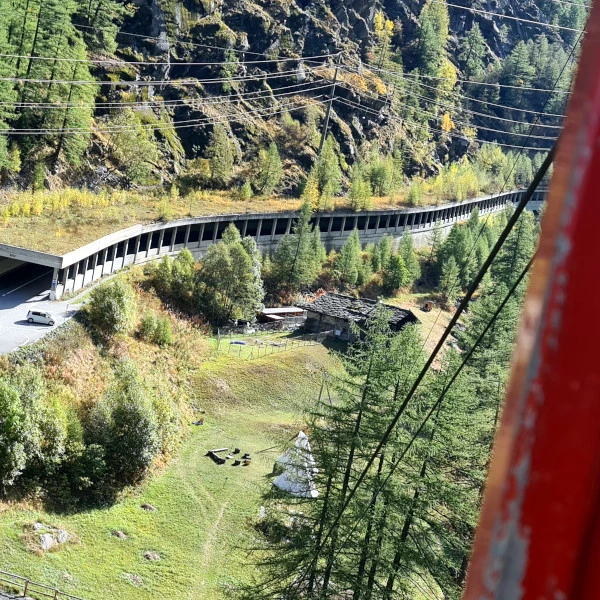 Ausblick aus der Schweibenbahn auf unser neues Zuhause - Tipis und Maiensäss eingebettet in die Walliser Bergwelt