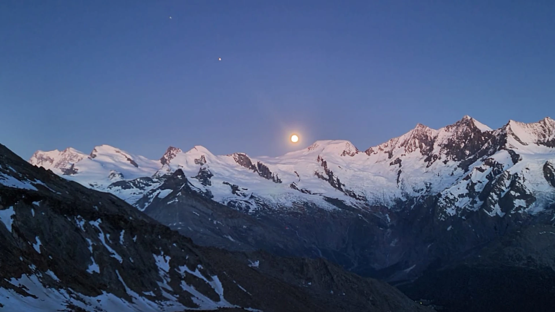 Magischer Vollmond über den Gipfeln der Mischabelkette - Blick vom Hohsaas auf 3200 Metern