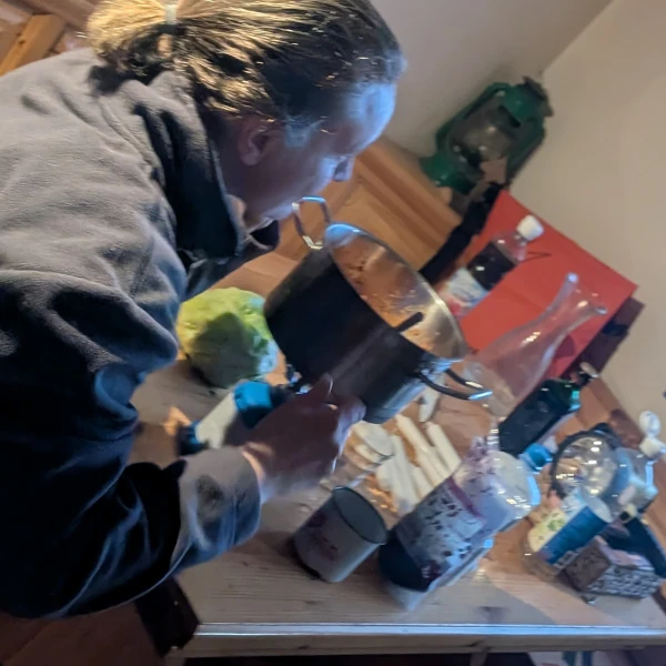 Tage wie diese - improvisiertes Kochen mit Gaskocher im Maiensäss, Abendessen ohne Strom mitten im Schnee