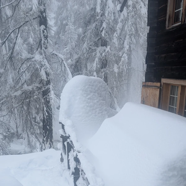 Frühling im Schnee - Terrasse am Morgen nach 70 cm Neuschnee über Nacht im Walliser Maiensäss