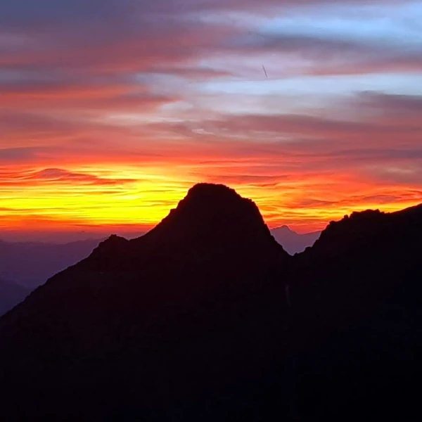 Magisches Abendrot über den Gipfeln der Walliser Alpen - Blick von 3200 m in den alpinen Himmel