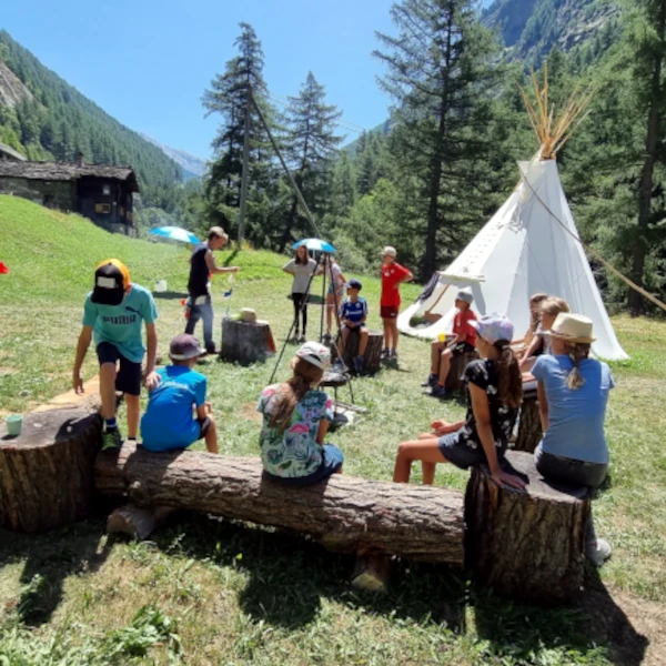 Lernmoment vor den Tipis - ich erkläre einer Kindergruppe die Aufgaben im Husky-Alltag und Camp-Leben