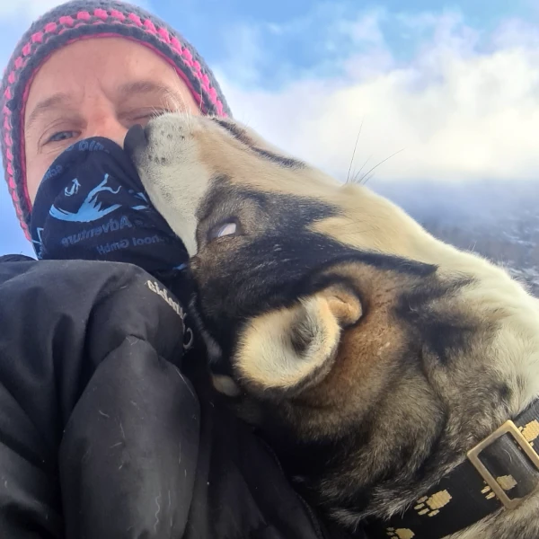 Inniger Moment mit Husky Rwin - er schenkt mir ein Küsschen, Kopf zurückgelegt, ich warm eingepackt