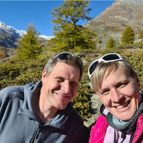Das Team von Wild Swiss Adventure - Nahaufnahme von mir und Phil, gemeinsam für alpine Erlebnisse