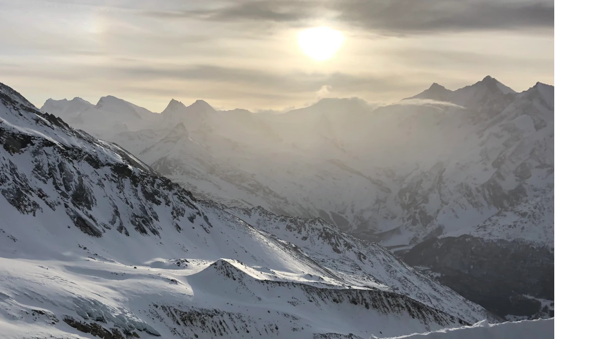 Sonnenuntergang am Hohsaas mit Blick auf die imposante Mischabelkette - goldene Abendstimmung über den höchsten Walliser Gipfeln.