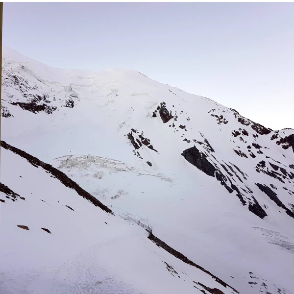 Vue sur l'imposant glacier du Trift en Valais - glace déchiquetée, roches alpines et air pur du glacier.